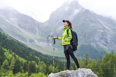 户外登山杖运动的女生